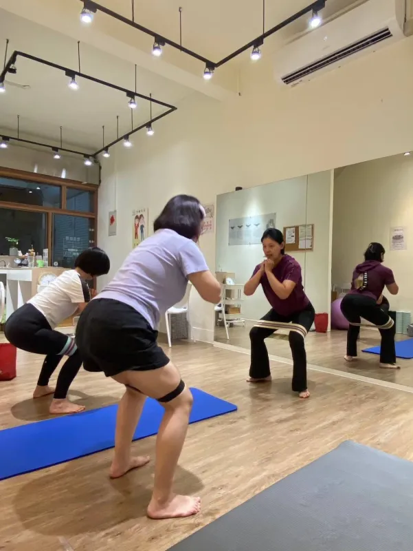 小班制彈力帶深蹲，鍛鍊臀腿線條